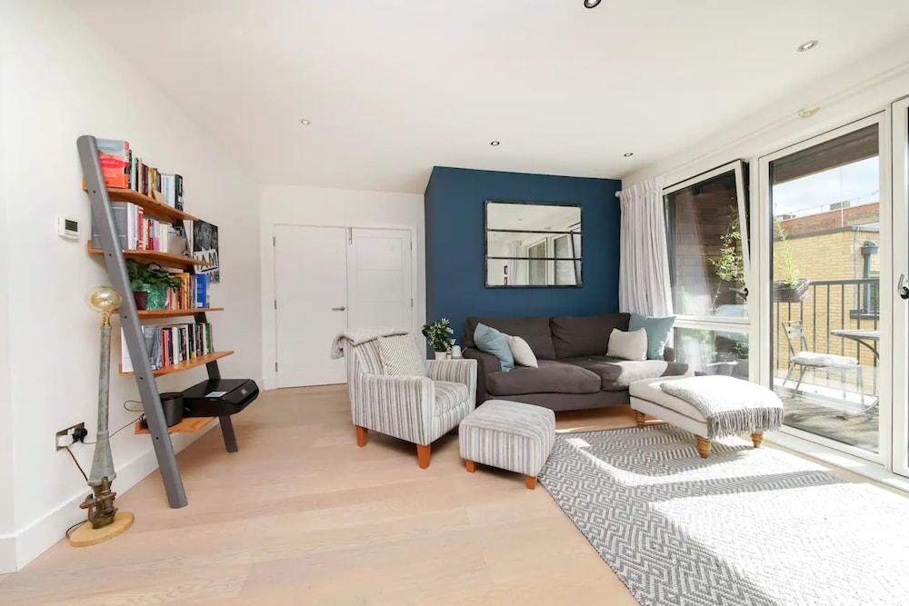 Modern 2 Bedroom Flat in East London - Tap to explore photos