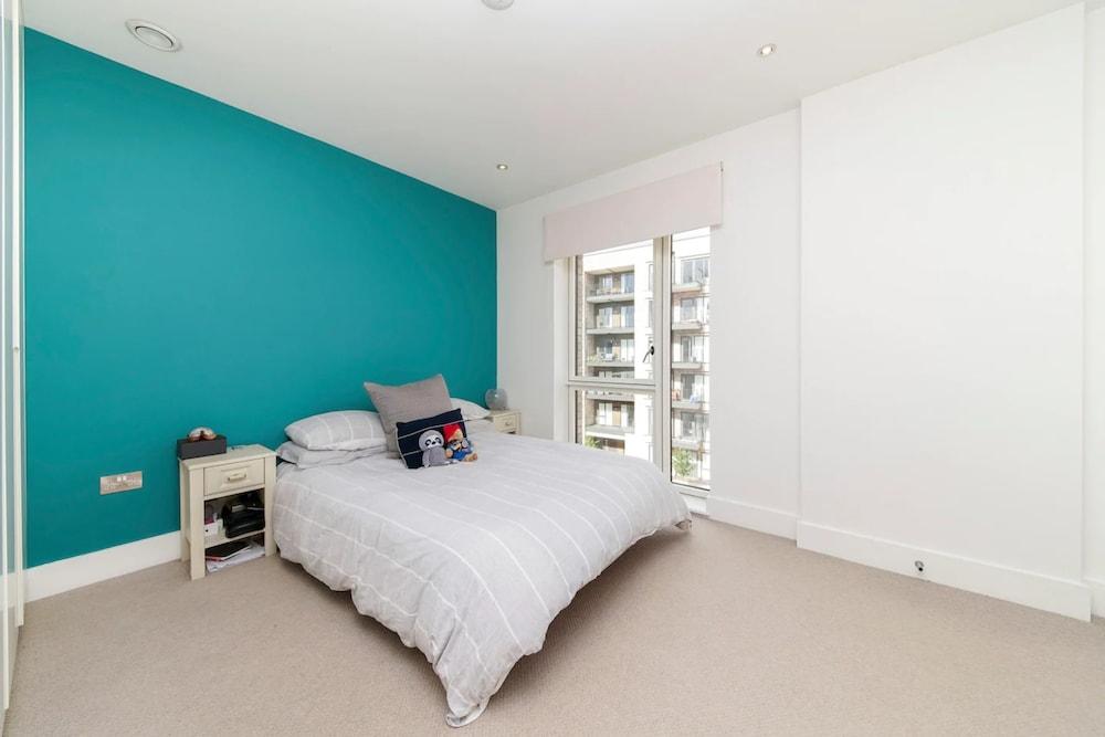 Modern 2 Bedroom Flat in East London - Tap to explore photos