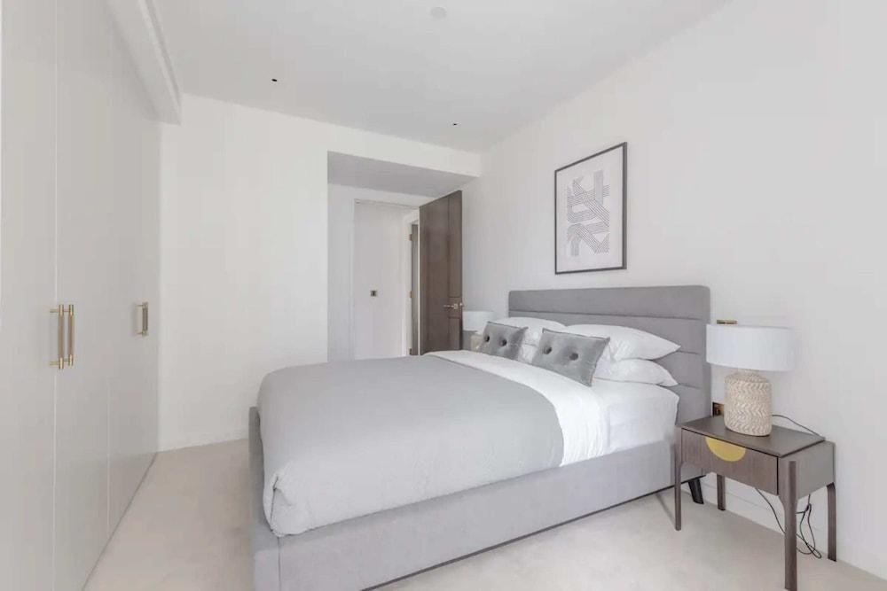 Luxurious 2BD Flat by the River - Vauxhall - Tap to explore photos