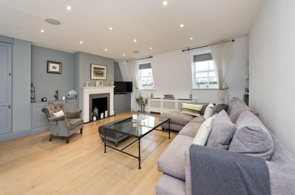 Fantastic 2bed Flat With Private Roof Terrace - Tap to explore photos