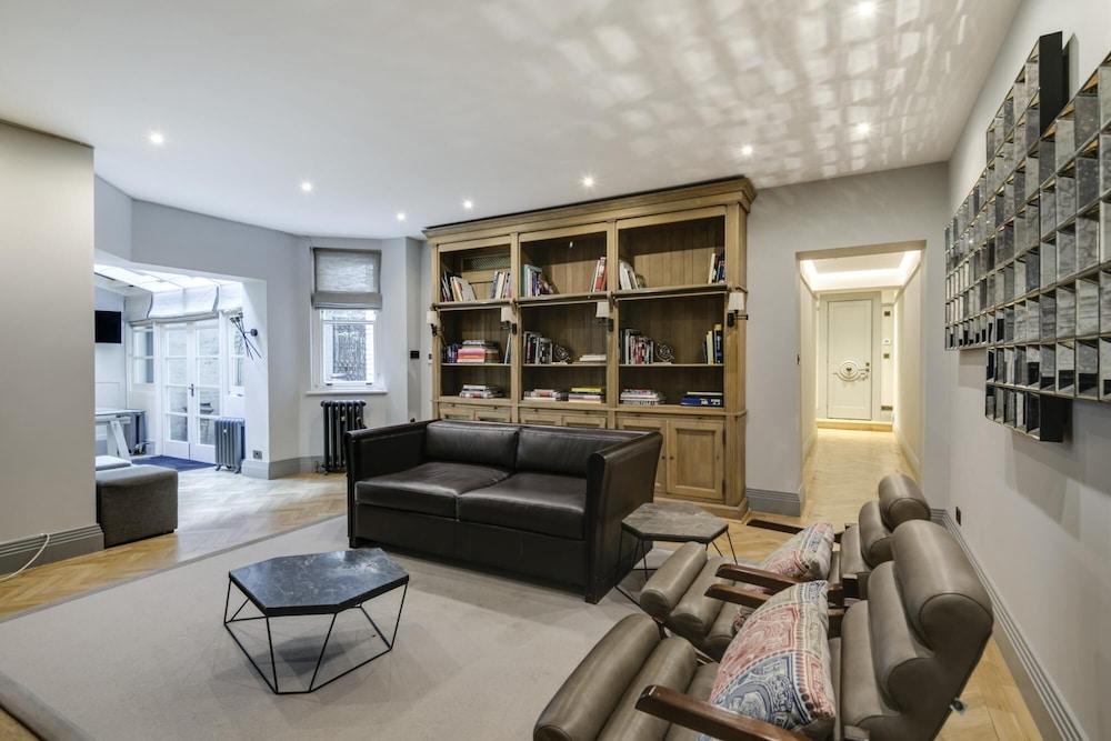 Deluxe Lower Ground Mayfair Home by Oxford Street - Tap to explore photos