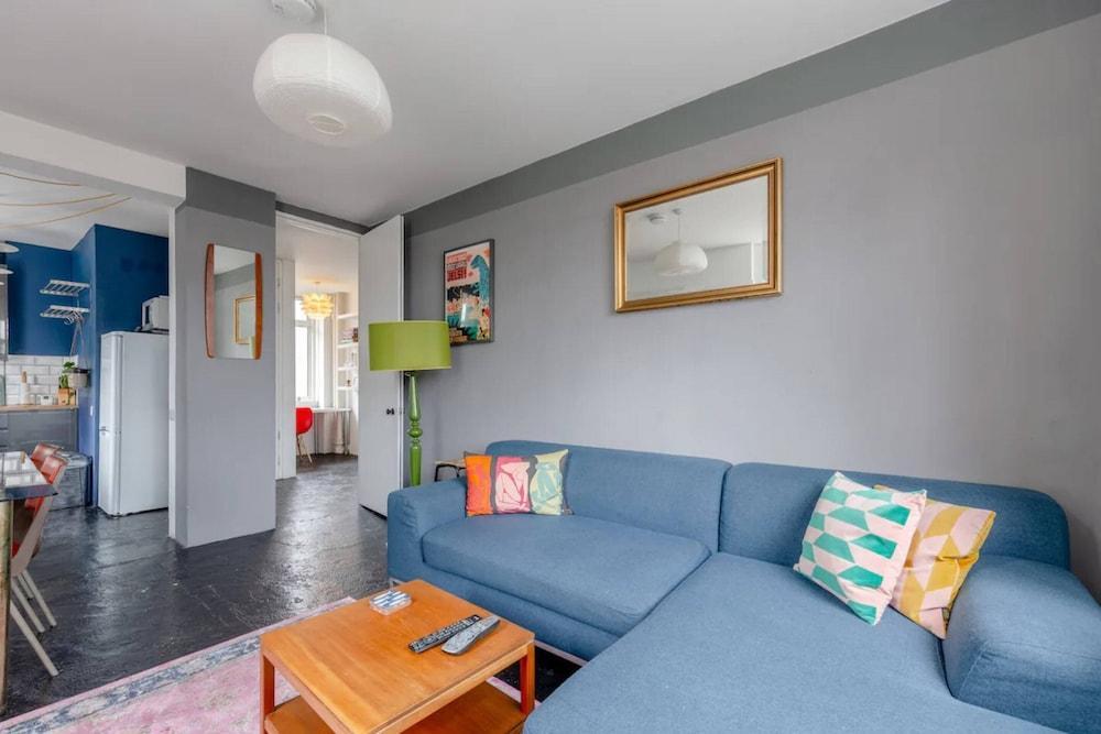Bright & Spacious 2BD Flat - Hackney - Tap to explore photos
