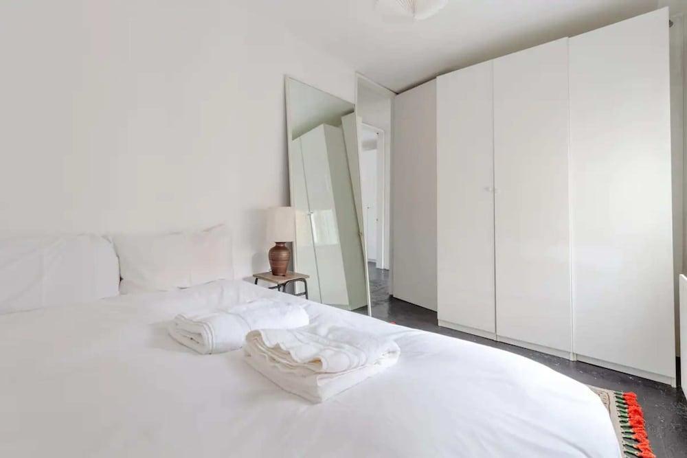 Bright & Spacious 2BD Flat - Hackney - Tap to explore photos