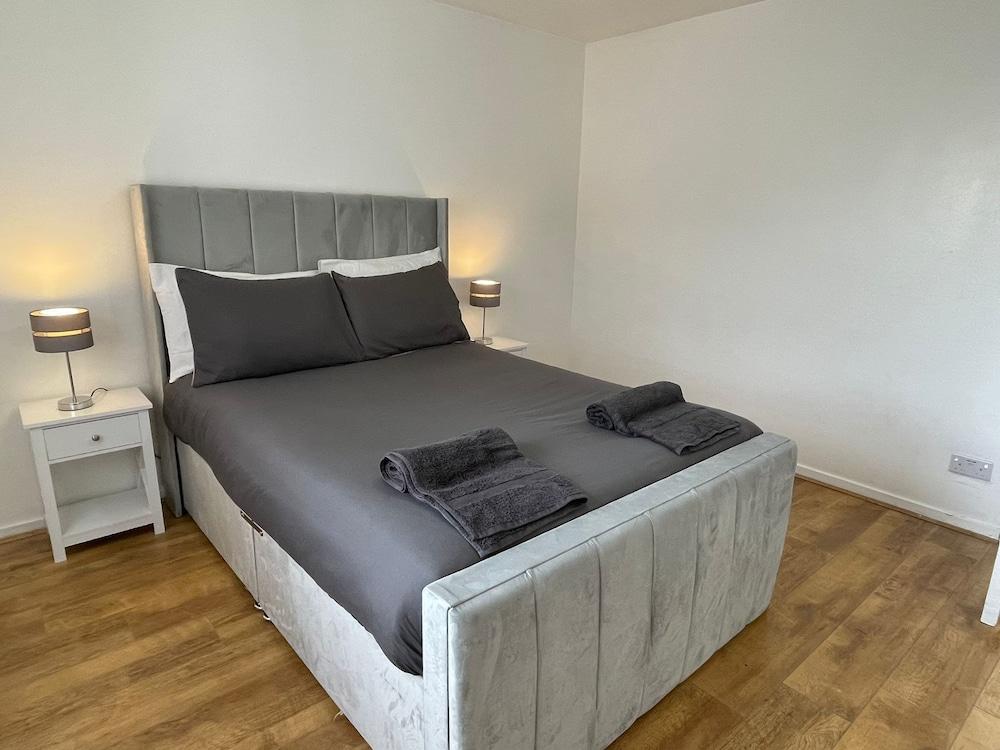 New! 4 Bedroom London House With Garden and Lawn - Tap to explore photos
