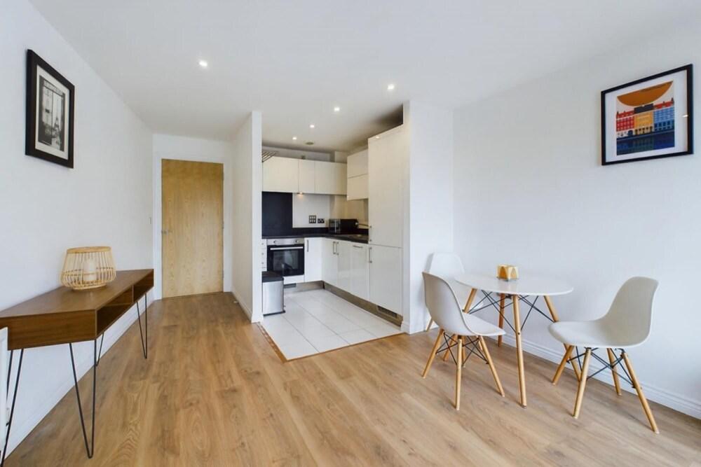 The Battersea Sanctuary - Classy 1bdr Flat With Terrace - Tap to explore photos