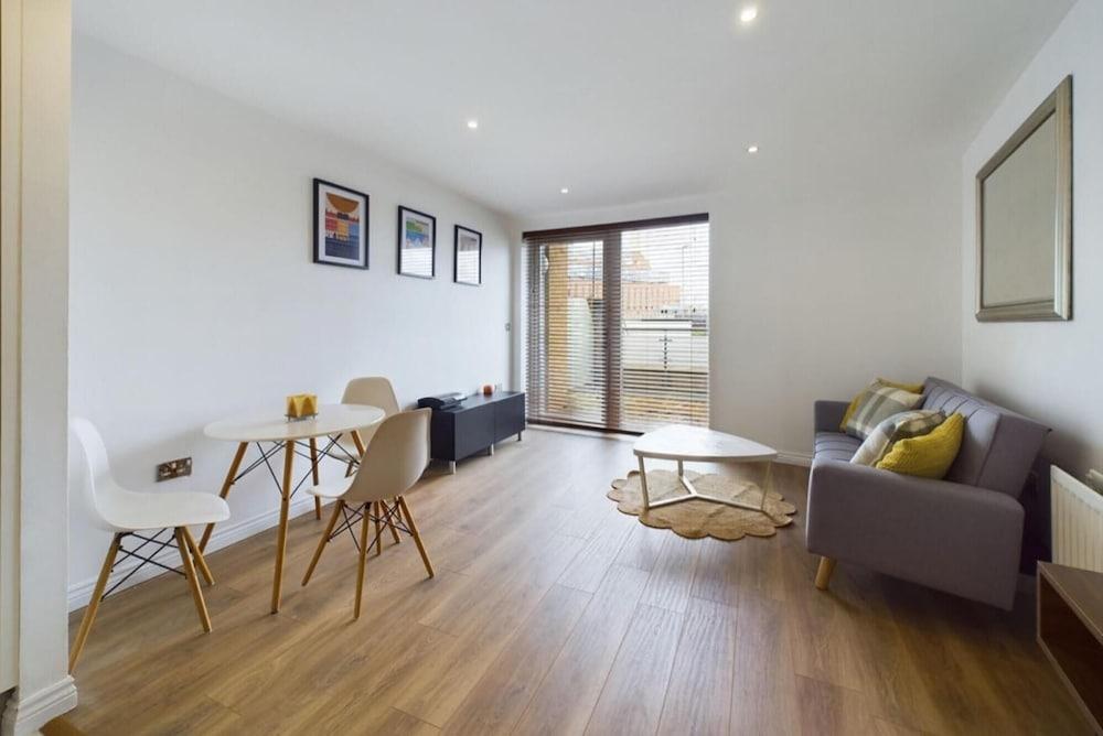The Battersea Sanctuary - Classy 1bdr Flat With Terrace - Tap to explore photos