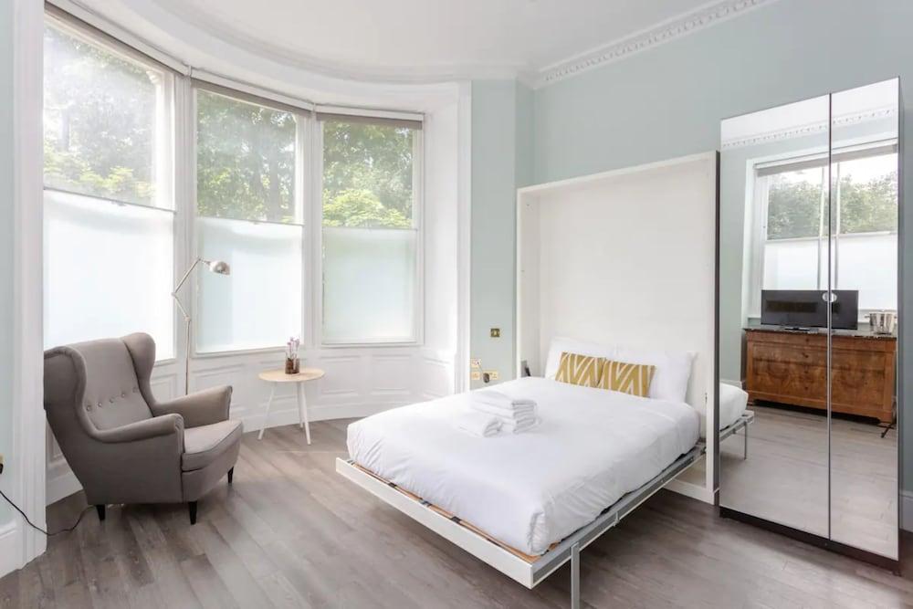 Chic, Newly Renovated Studio Apartment in Angel - Tap to explore photos