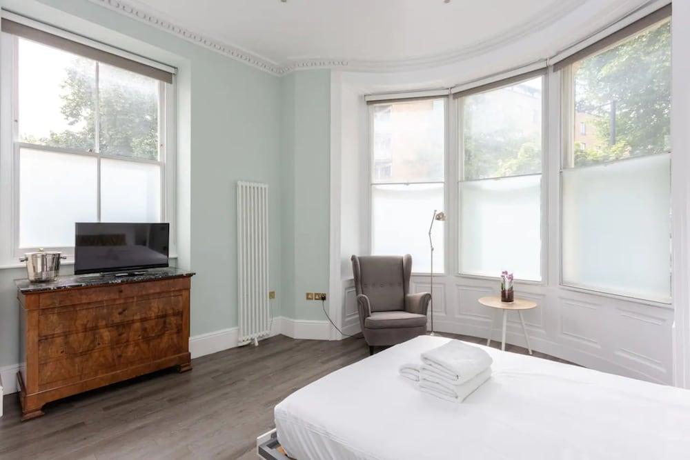 Chic, Newly Renovated Studio Apartment in Angel - Tap to explore photos