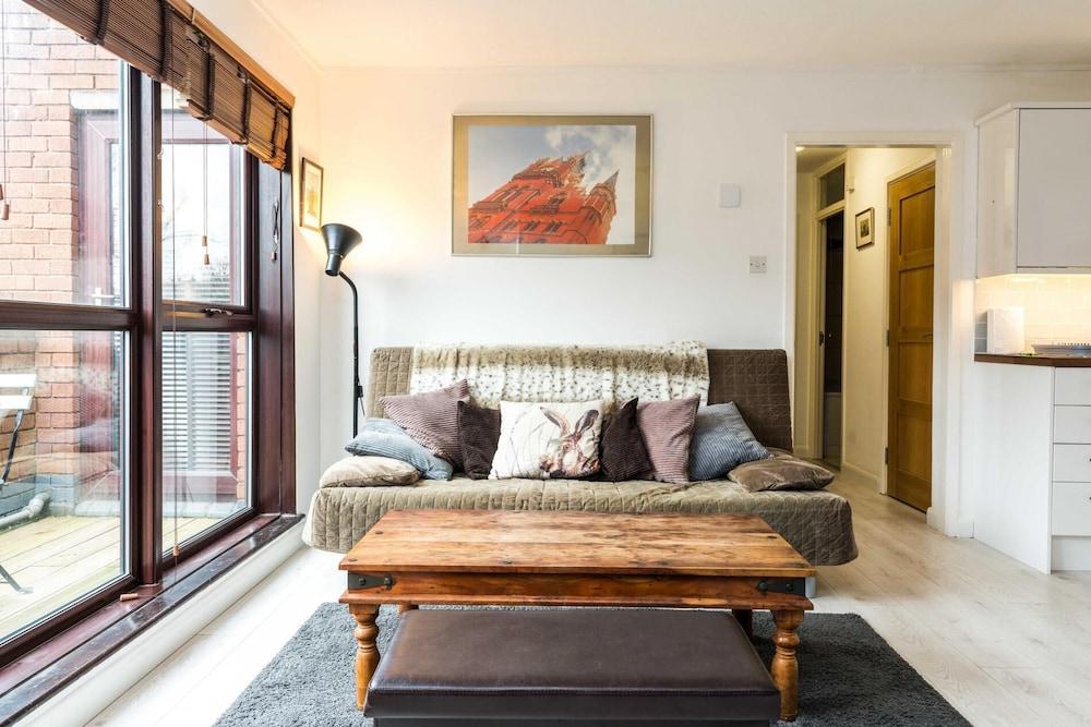 Luxury Islington Apartment with Balcony  - Tap to explore photos