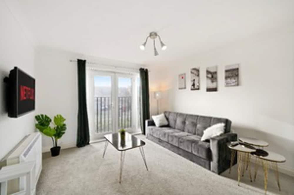 Stylish 2 bed Apt - Free Parking - Tap to explore photos