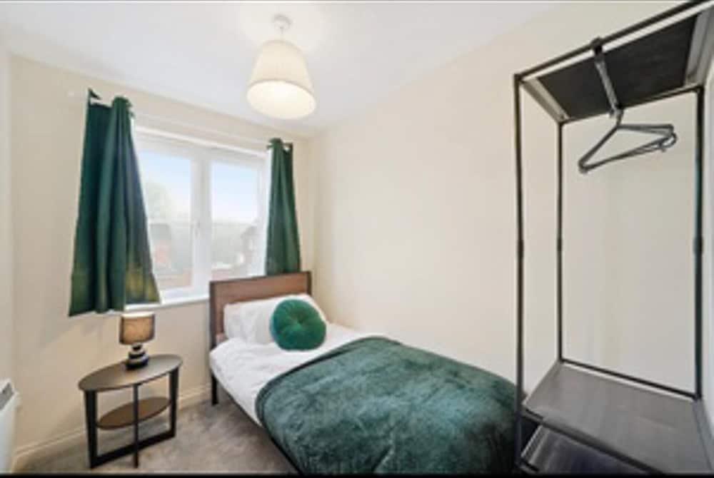 Stylish 2 bed Apt - Free Parking - Tap to explore photos