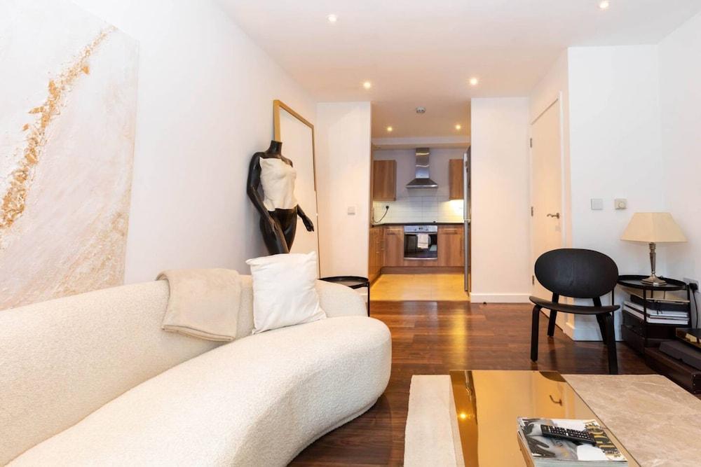 Stylish and Central 1 Bedroom Flat in Fitzrovia - Tap to explore photos