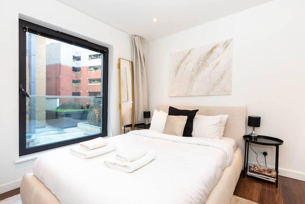 Stylish and Central 1 Bedroom Flat in Fitzrovia - Tap to explore photos