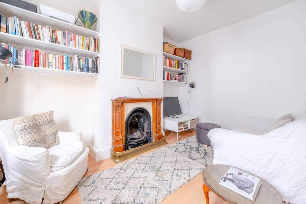 Charming 1 Bedroom Flat in Hammersmith - Tap to explore photos