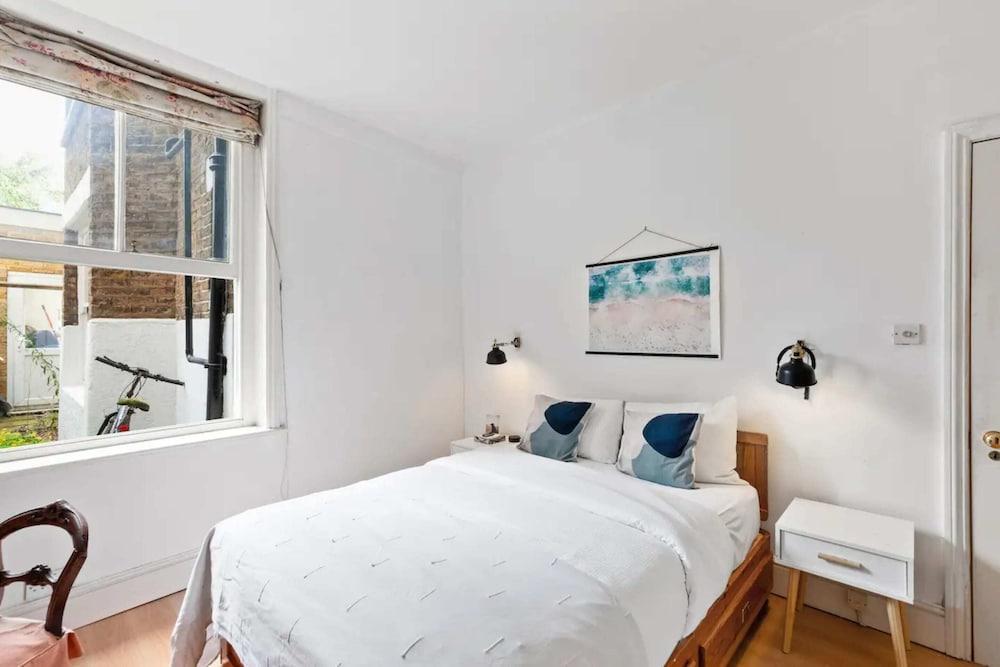 Charming 1 Bedroom Flat in Hammersmith - Tap to explore photos
