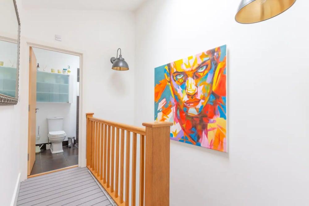 Spacious 2 Bedroom Apartment in Converted Warehouse in Brixton - Tap to explore photos