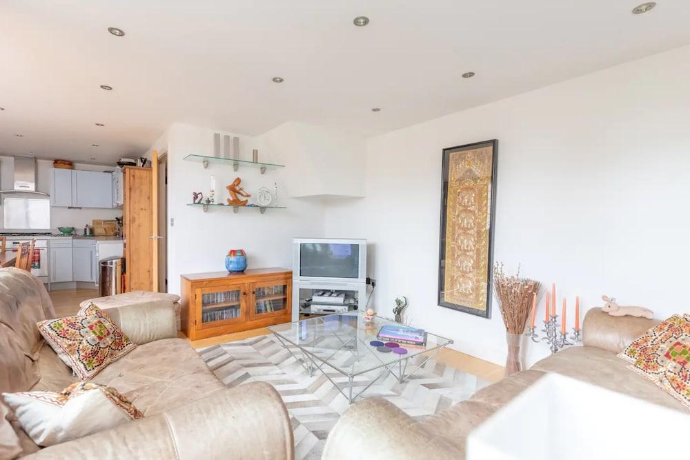 Spacious 2 Bedroom Apartment in Converted Warehouse in Brixton - Tap to explore photos