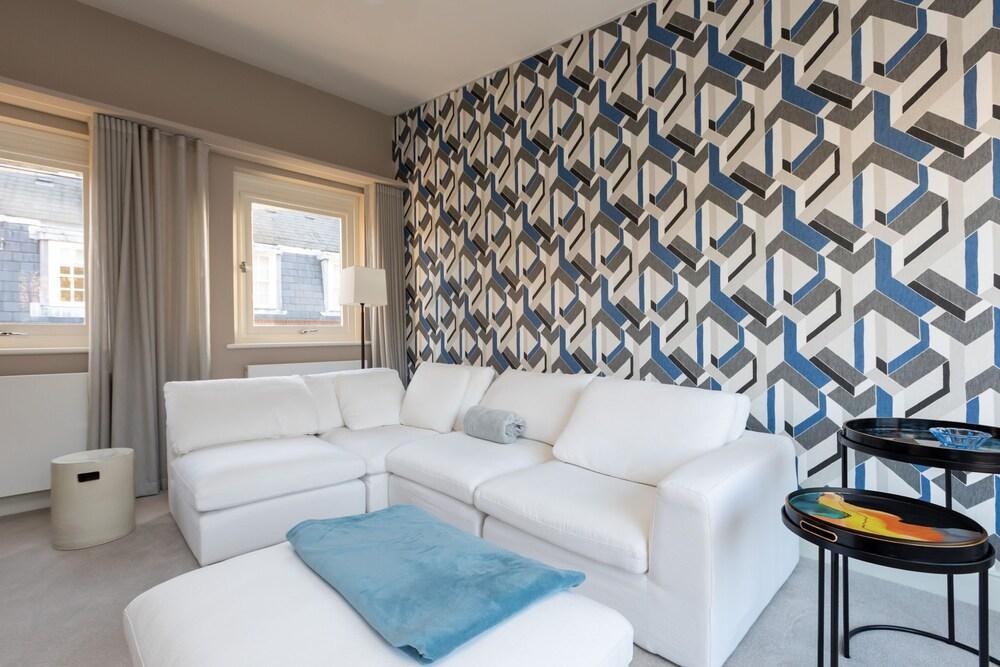 Stunning 3 Bedroom Flat in Covent Garden - Tap to explore photos