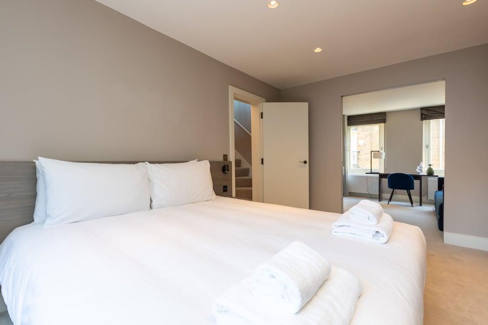 Stunning 3 Bedroom Flat in Covent Garden - Tap to explore photos