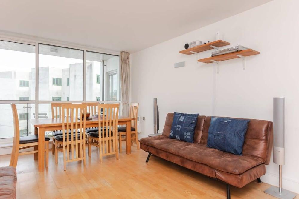 Spacious 2 Bedroom Flat on Bermondsey St - Tap to explore photos