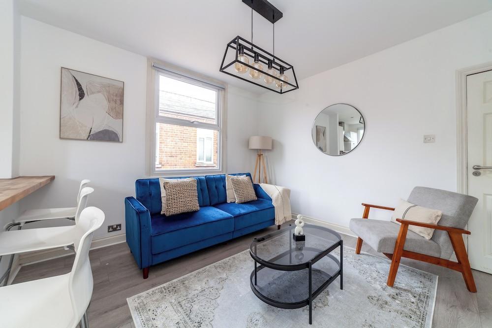 The Harlesden Villas - Tap to explore photos