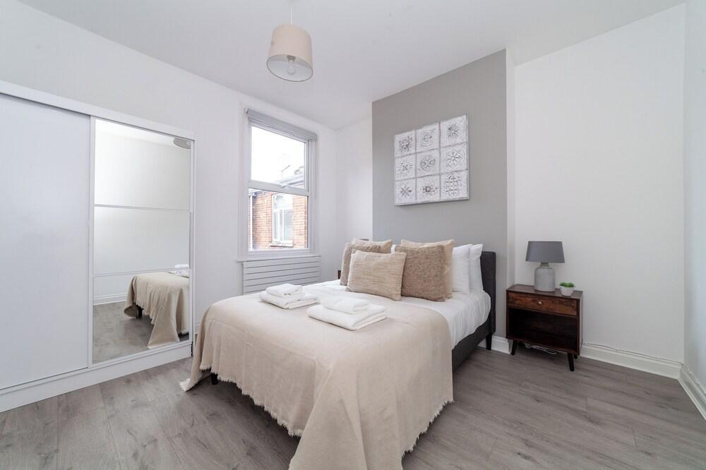 The Harlesden Villas - Tap to explore photos