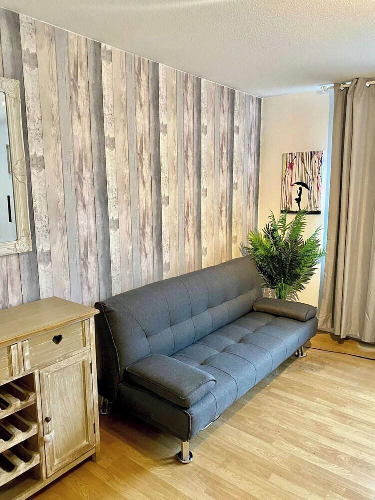 Stylish 1 Bedroom Apartment Near Clapham Junction - Tap to explore photos