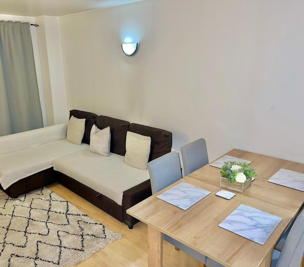 Central London 2-bed Apartment - Tap to explore photos
