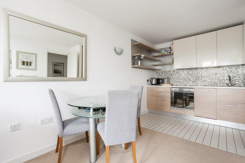 Central London 2-bed Apartment - Tap to explore photos