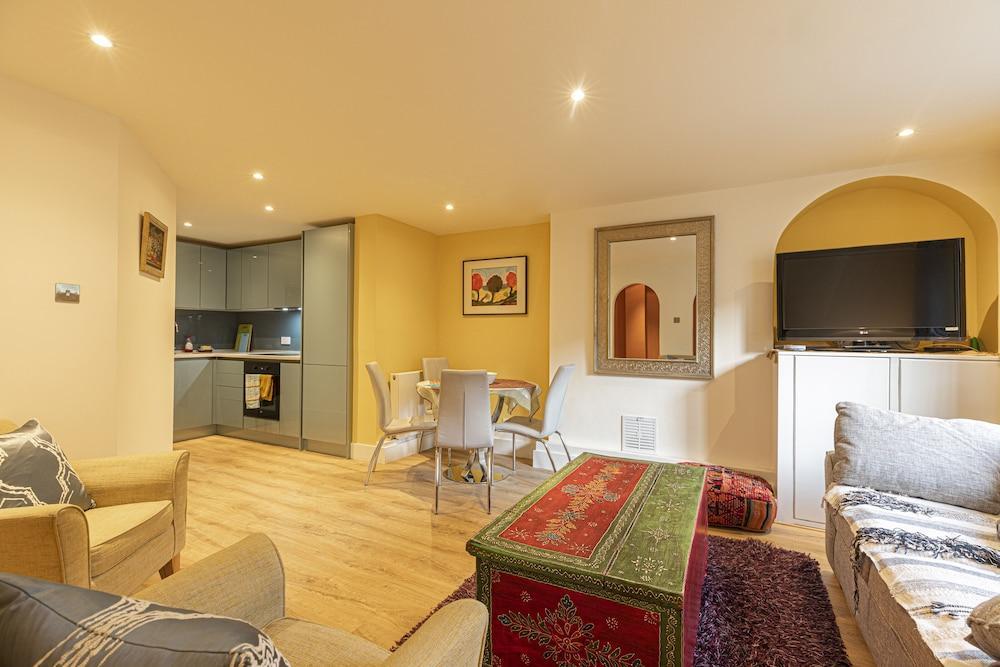 JOIVY Stylish 2 Bed Flat In Notting Hill - Tap to explore photos