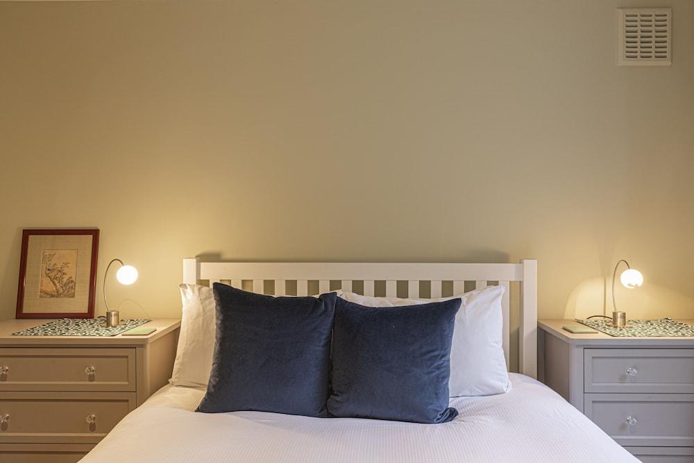 JOIVY Stylish 2 Bed Flat In Notting Hill - Tap to explore photos