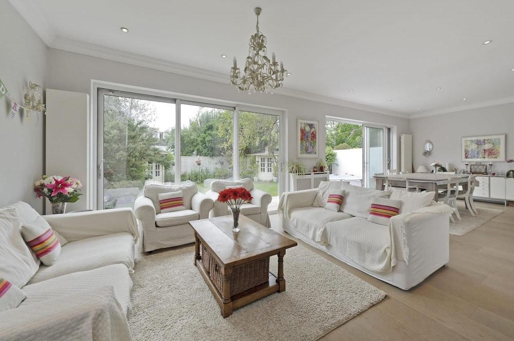 Spacious 7 Bedroom Family Home Barnes - Tap to explore photos