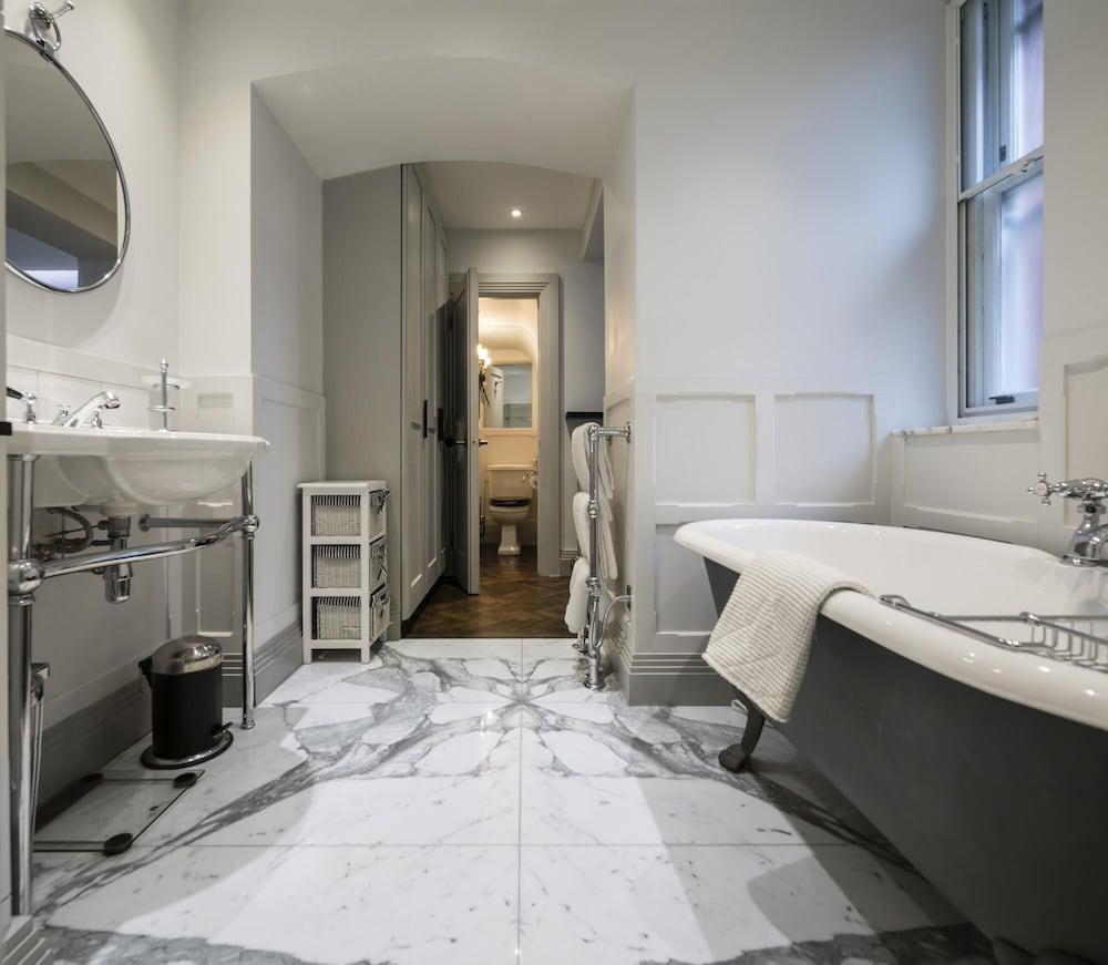 Stylish Lower Ground Mayfair Home by Bond Street - Tap to explore photos