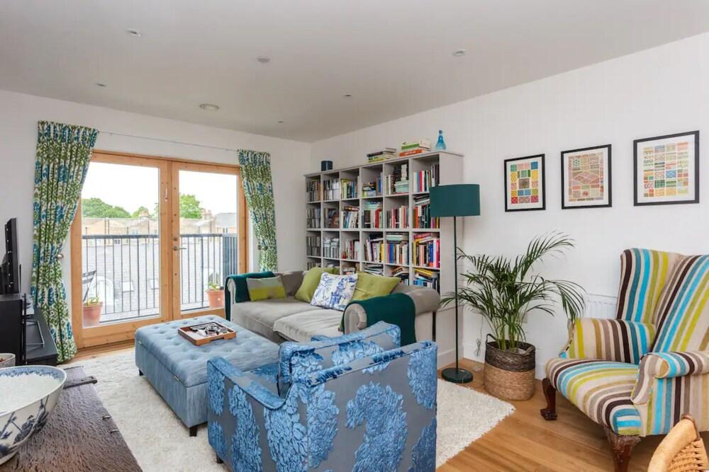 Bright 2 Bedroom Apartment Near Victoria Park - Tap to explore photos