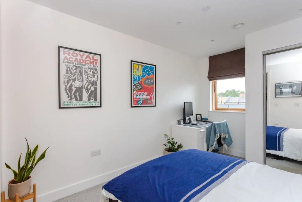 Bright 2 Bedroom Apartment Near Victoria Park - Tap to explore photos