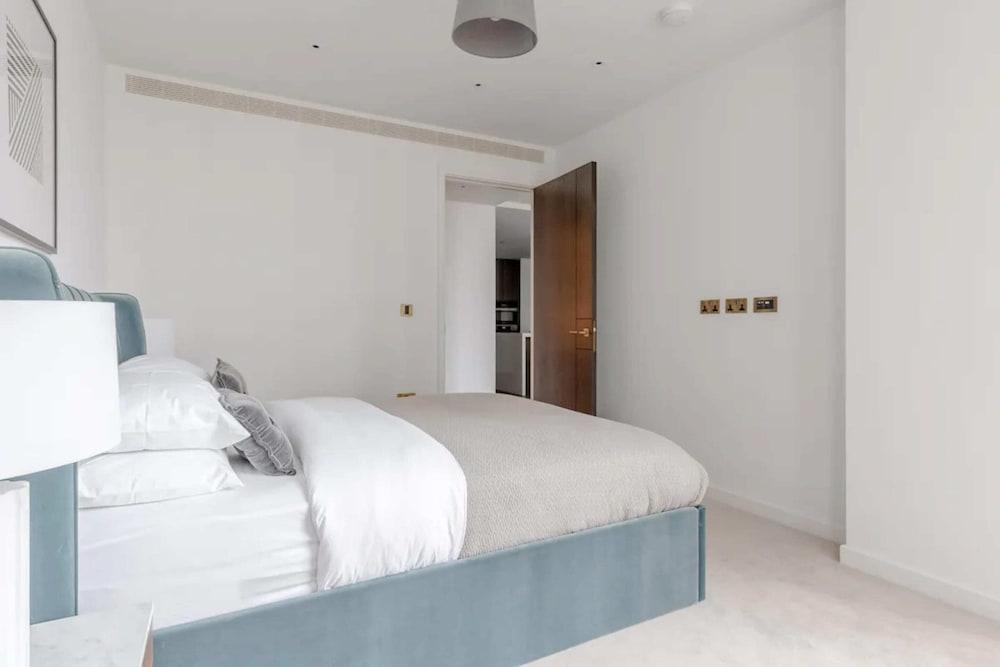 Luxurious 1BD Flat by the River Thames Near Vauxhall - Tap to explore photos