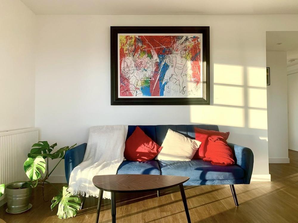 Luxury Entire 2 Bedroom Flat - Wembley Stadium - Tap to explore photos