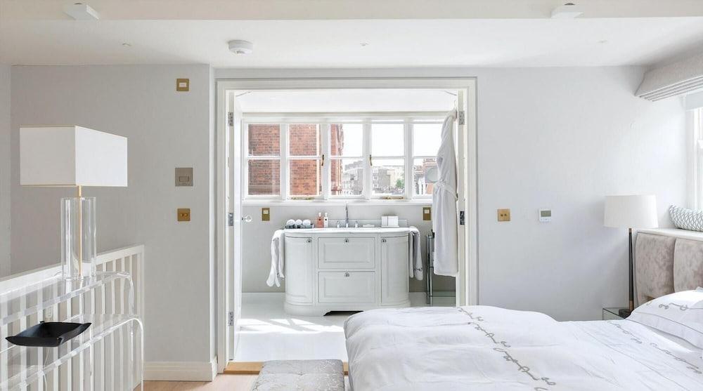 Pocket Full of Pearls Fantastic Duplex Penthouse - Tap to explore photos