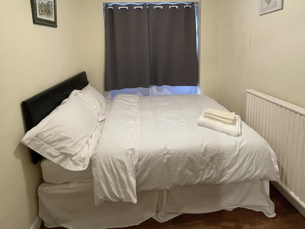 Enjoy Lovely 4 bed Apartment With Garden - Tap to explore photos