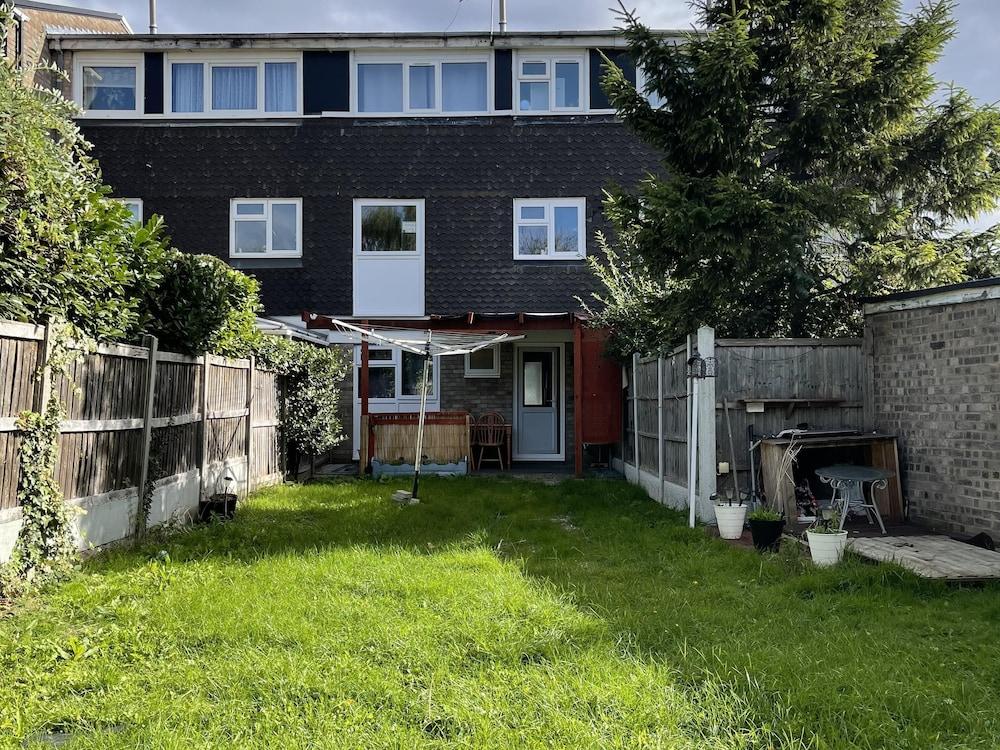 Enjoy Lovely 4 bed Apartment With Garden - Tap to explore photos