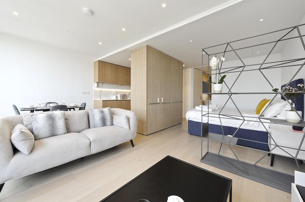 Luxury Waterfront Studio in Canary Wharf by Underthedoormat - Tap to explore photos