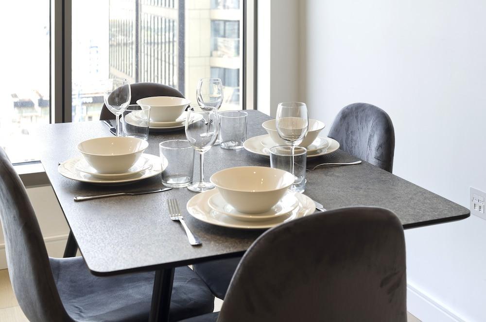 Luxury Waterfront Studio in Canary Wharf by Underthedoormat - Tap to explore photos