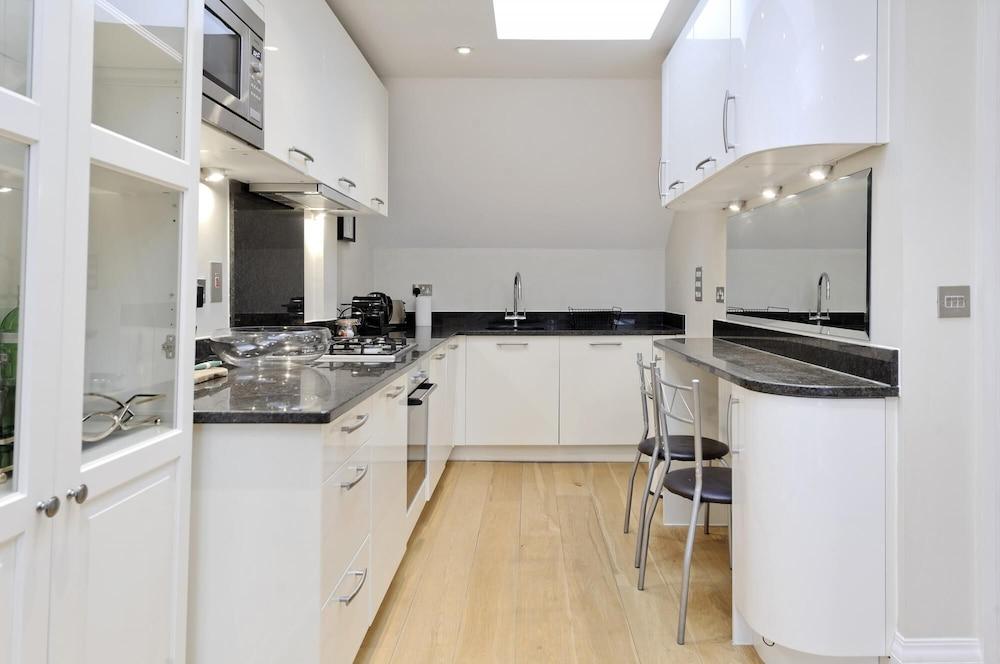 Delightful Spacious 2 Bed Earl s Court Apartment - Tap to explore photos