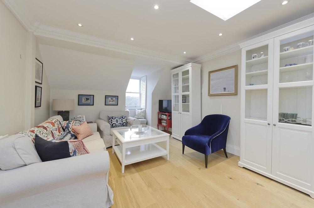 Delightful Spacious 2 Bed Earl s Court Apartment - Tap to explore photos