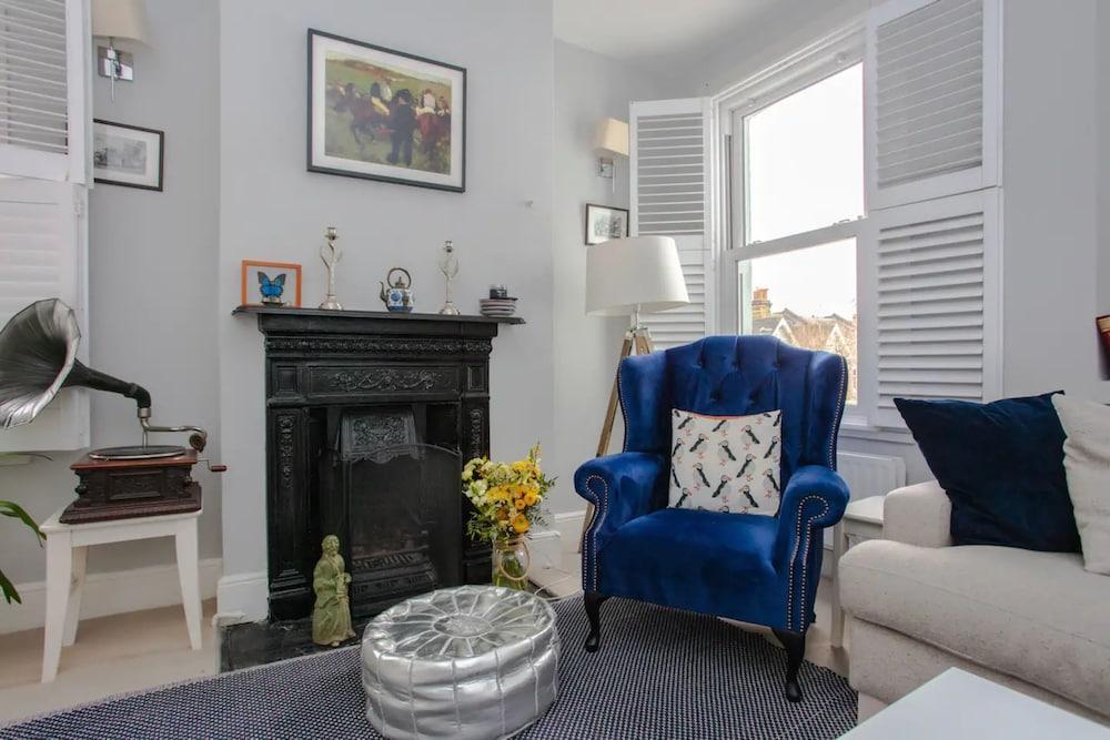 Bright2 Bedroom Apartment With Roof Terrace in Wimbledon - Tap to explore photos