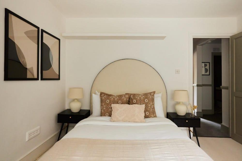 The London Maisonette - Alluring 3bdr Flat With Garden - Tap to explore photos