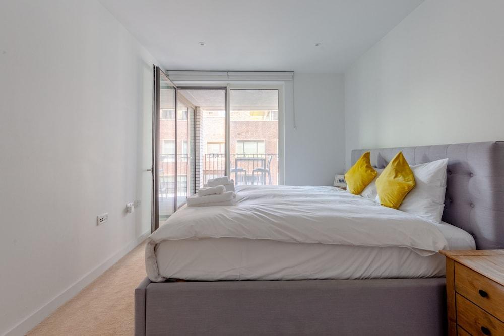 Bright Flat in Elephant & Castle - Tap to explore photos