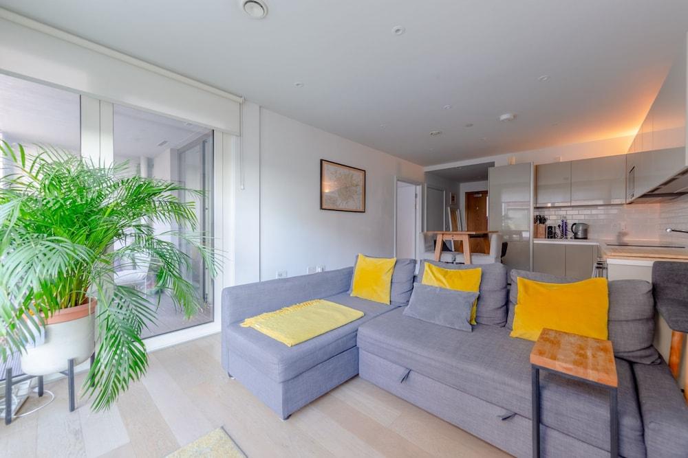 Bright Flat in Elephant & Castle - Tap to explore photos