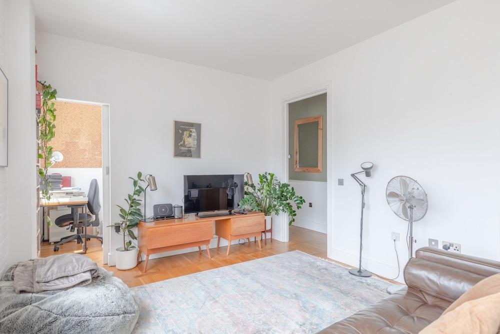 Stylish & Bright 1BD Flat - Peckham - Tap to explore photos