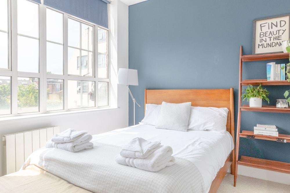 Stylish & Bright 1BD Flat - Peckham - Tap to explore photos